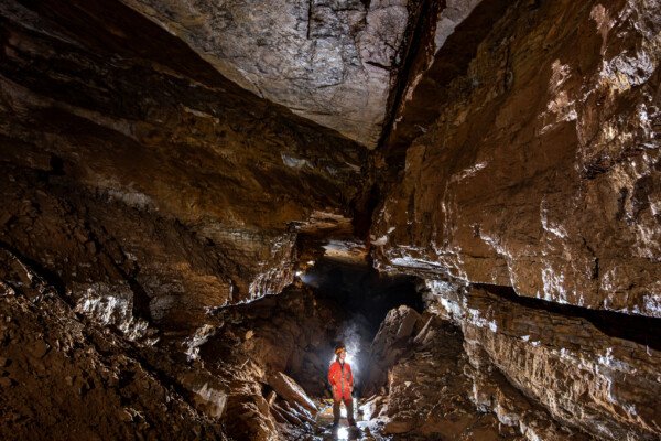 Galerie entre les strates, où seul le plafond est bien lisse (Grotte de Pézenas, Ardèche)