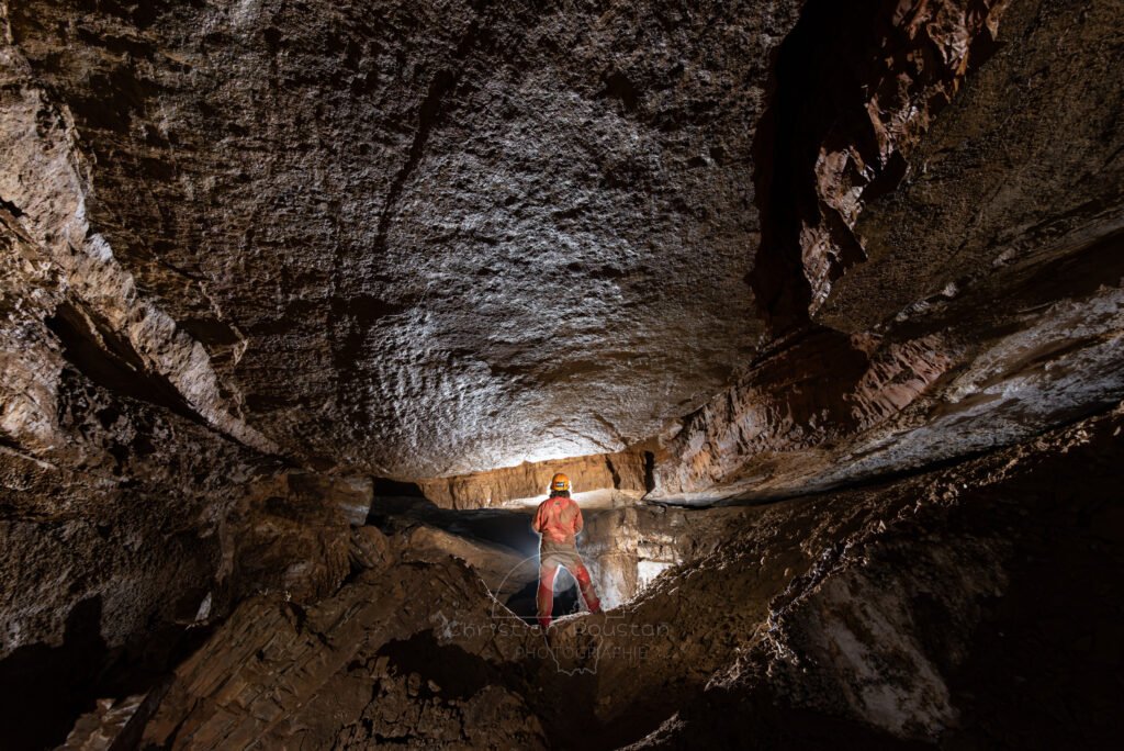 La galerie se développe sous une strate (Grotte de Pézenas, Ardèche)