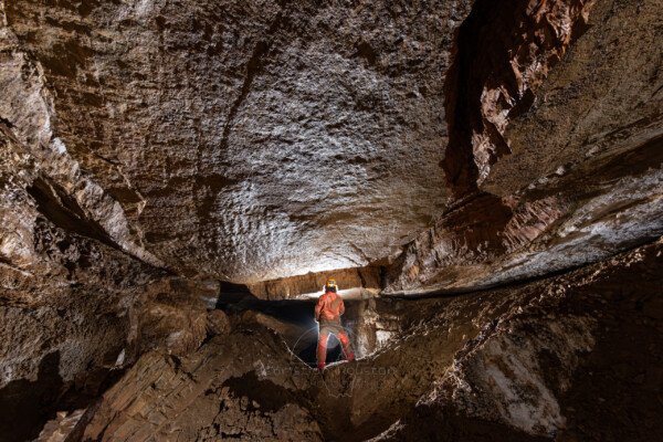La galerie se développe sous une strate (Grotte de Pézenas, Ardèche)