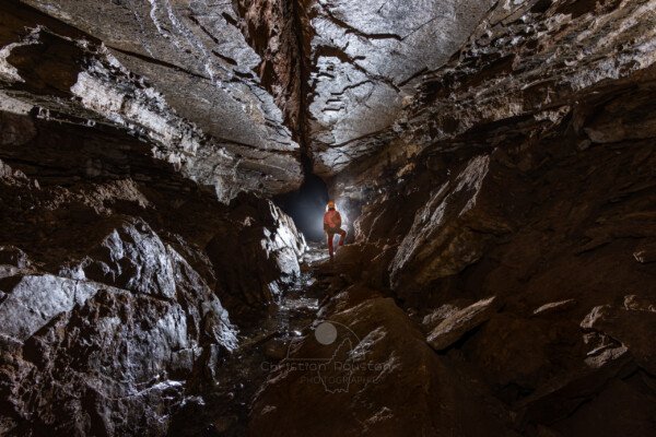 La galerie est dans l'axe de la faille (Grotte de Pézenas, Ardèche)