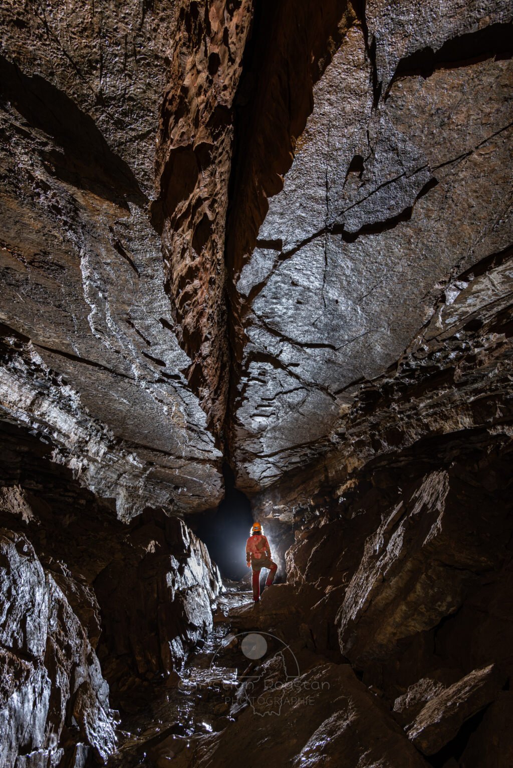 La galerie est dans l'axe de la faille (Grotte de Pézenas, Ardèche)