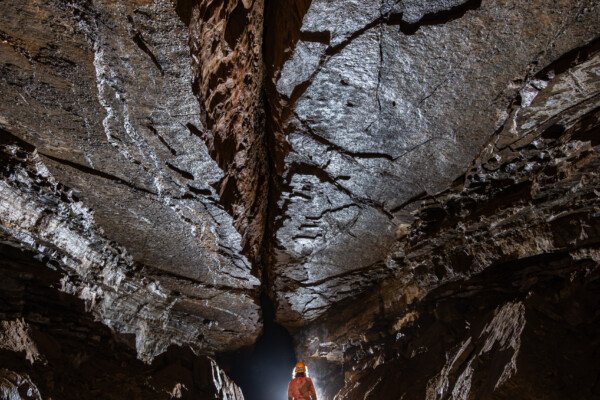 La galerie est dans l'axe de la faille (Grotte de Pézenas, Ardèche)
