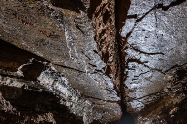 La galerie est dans l'axe de la faille (Grotte de Pézenas, Ardèche)