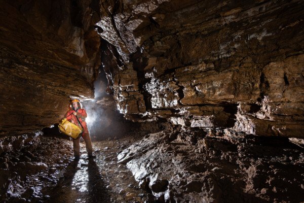 Cheminement dans la rivière (Grotte de Pézenas, Ardèche)