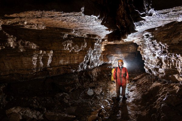 Cheminement dans la rivière (Grotte de Pézenas, Ardèche)