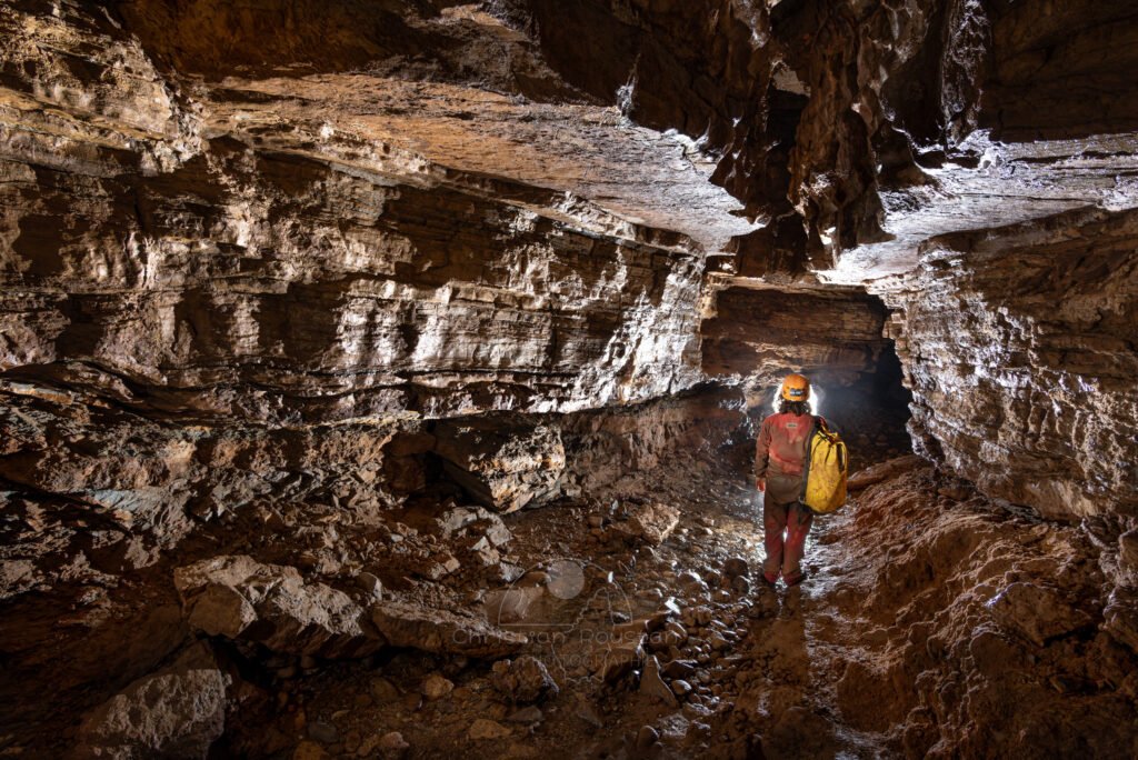 Cheminement dans la rivière (Grotte de Pézenas, Ardèche)