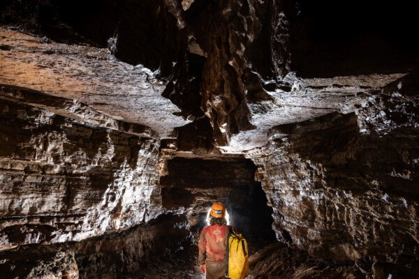 Cheminement dans la rivière (Grotte de Pézenas, Ardèche)