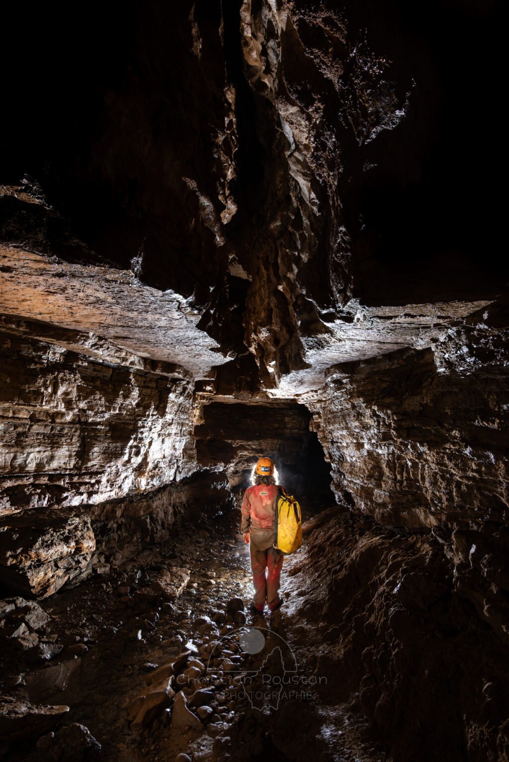 Cheminement dans la rivière (Grotte de Pézenas, Ardèche)