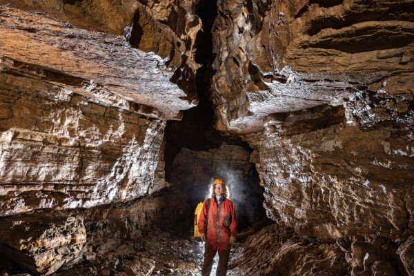 Cheminement dans la rivière (Grotte de Pézenas, Ardèche)