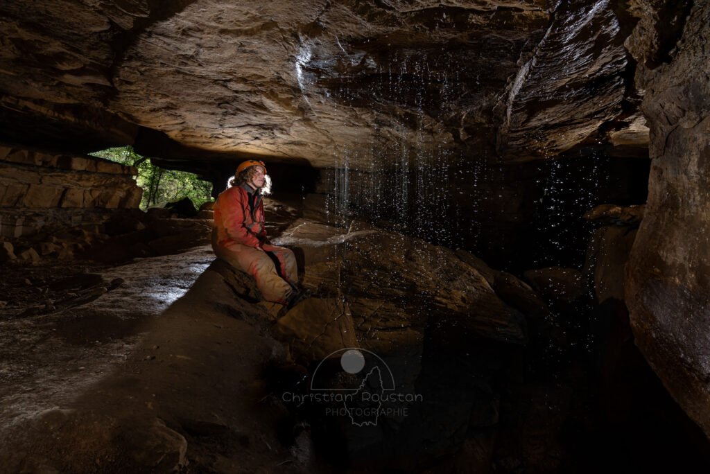 A la sortie, de l'eau coule du plafond comme un pommeau de douche (Grotte de Pézenas, Ardèche)