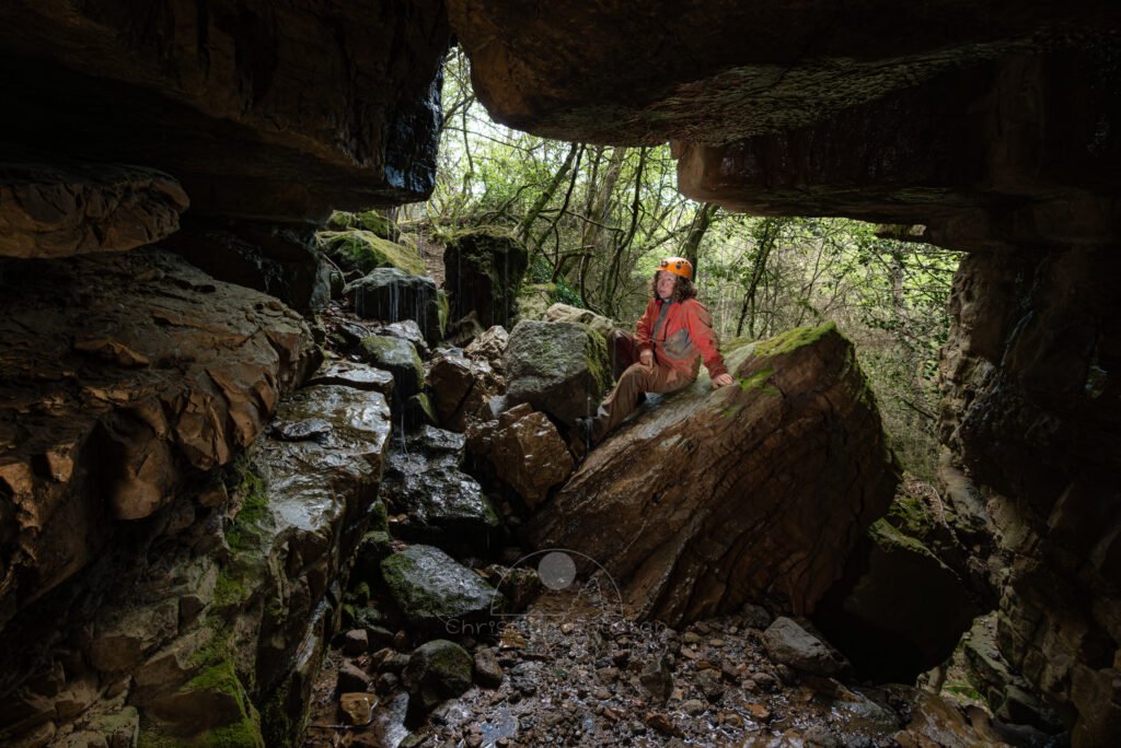 Passage sur un bloc à la sortie (Grotte de Pézenas, Ardèche)