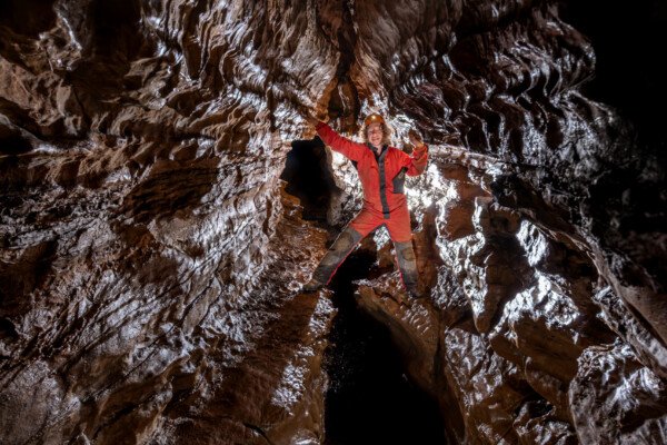 Passage en hauteur sur les banquettes (Grotte de Pézenas, Ardèche)