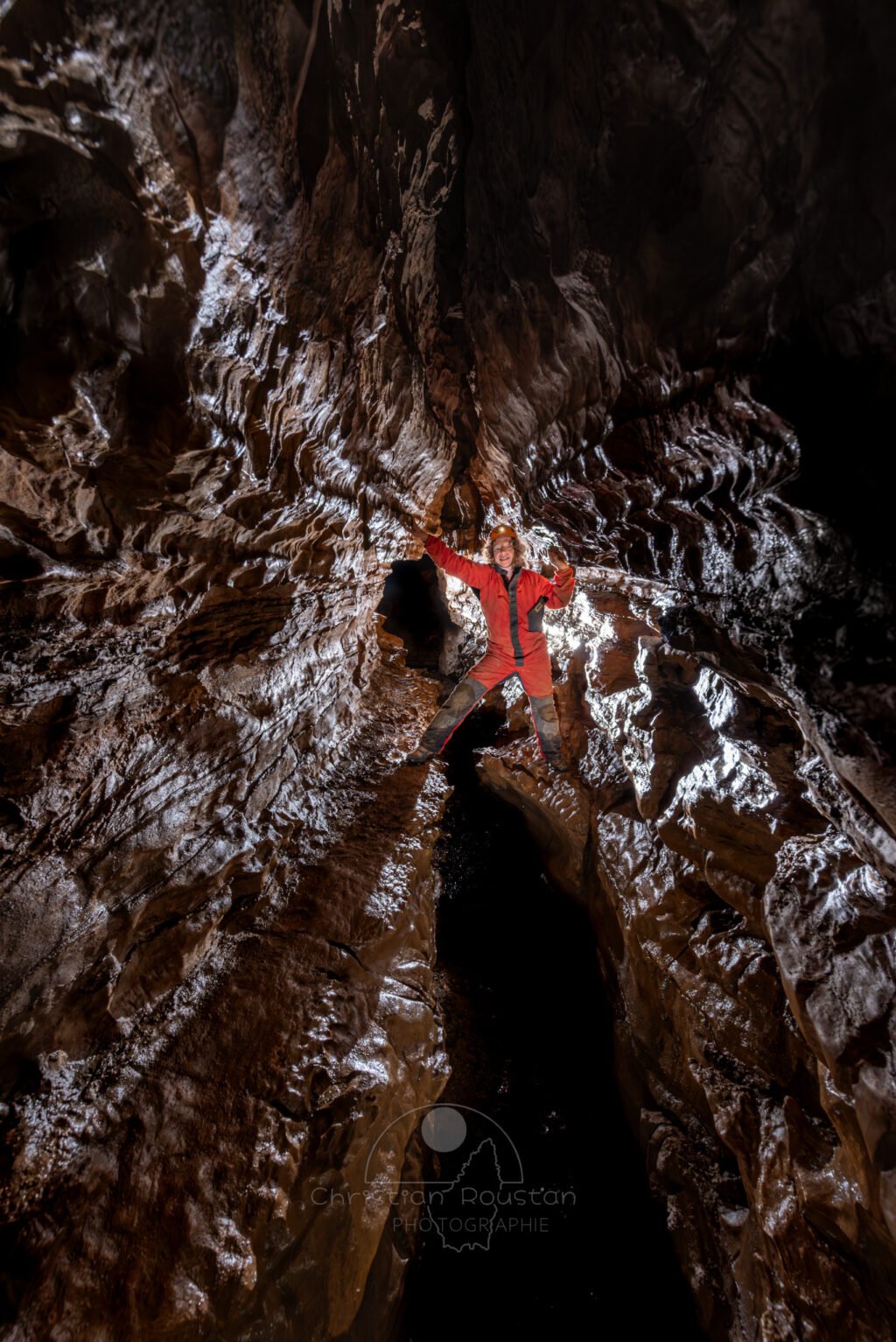 Passage en hauteur sur les banquettes (Grotte de Pézenas, Ardèche)