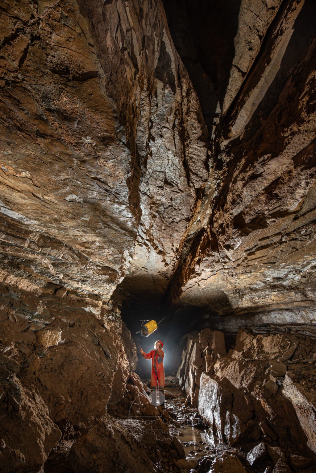 La rivière a creusé son passage entre les strates (Grotte de Pézenas, Ardèche)