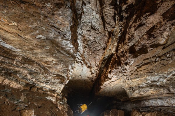 La rivière a creusé son passage entre les strates (Grotte de Pézenas, Ardèche)