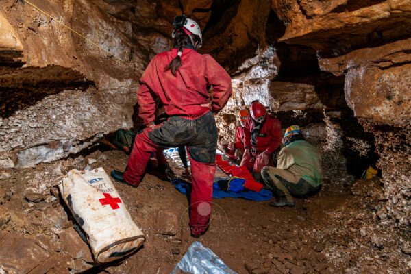 Exercice secours, mise en place du point chaud pour accueillir la victime (Grotte de Pézenas, Ardèche)