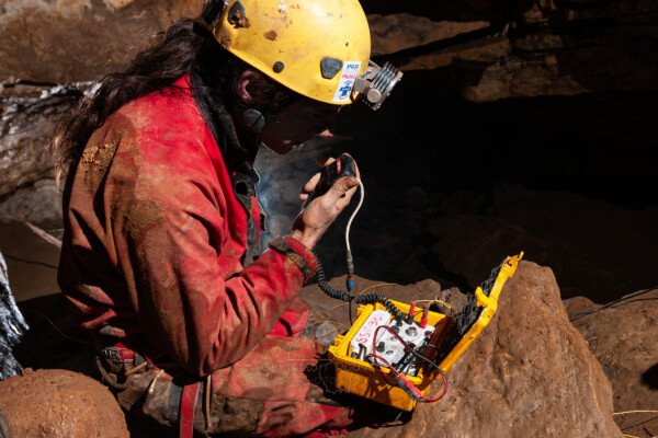 Utilisation du système de transmission par le sol (TPS Nicola) pour communiquer avec la surface. (Grotte de Pézenas, Ardèche)