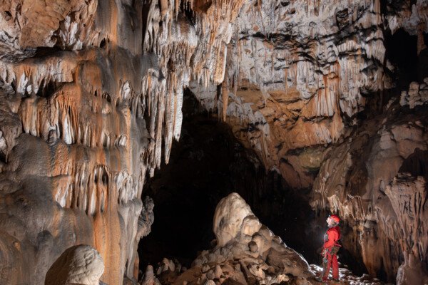 Spéléo dans la partie supérieur de la salle (Grotte de la Pascaloune, Ardèche)