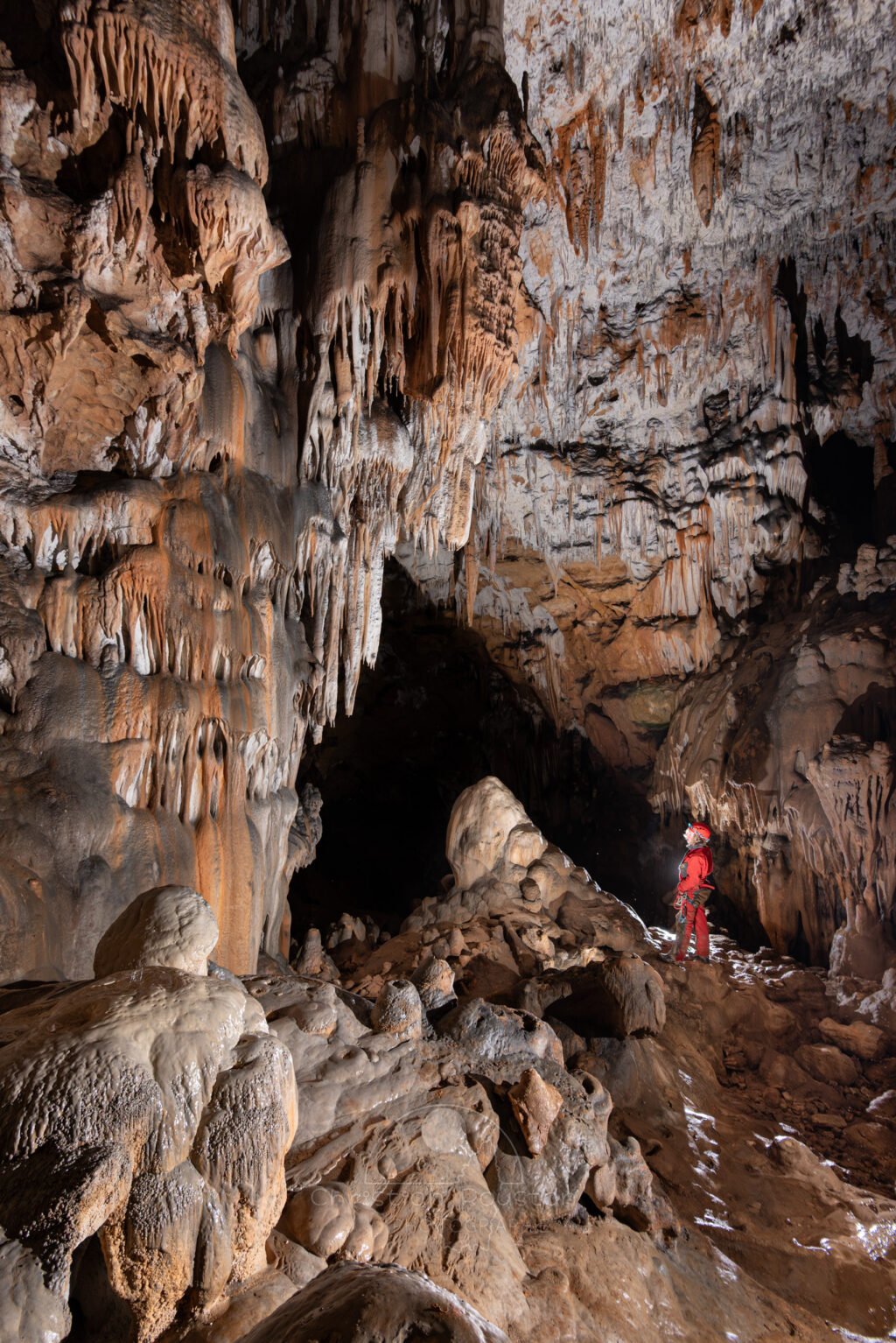 Spéléo dans la partie supérieur de la salle (Grotte de la Pascaloune, Ardèche)