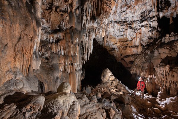 Spéléo dans la partie supérieur de la salle (Grotte de la Pascaloune, Ardèche)