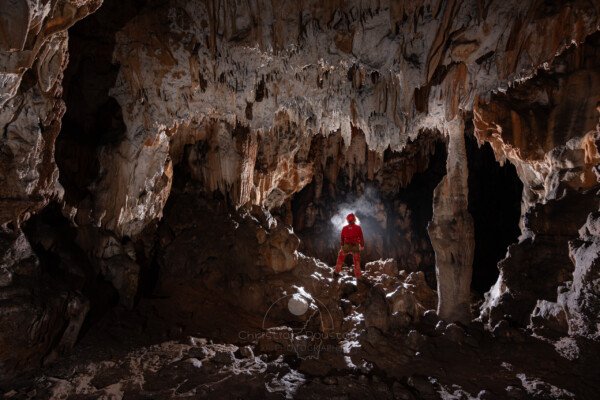 Spéléo dans la galerie d'entrée juste avant le ressaut (Grotte de la Pascaloune, Ardèche)