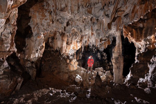Spéléo dans la galerie d'entrée juste avant le ressaut (Grotte de la Pascaloune, Ardèche)