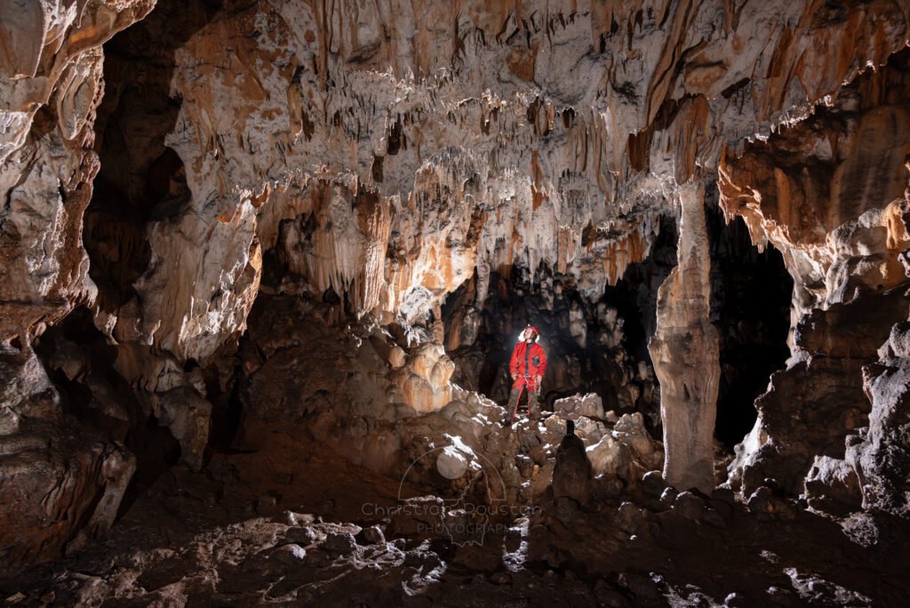 Spéléo dans la galerie d'entrée juste avant le ressaut (Grotte de la Pascaloune, Ardèche)