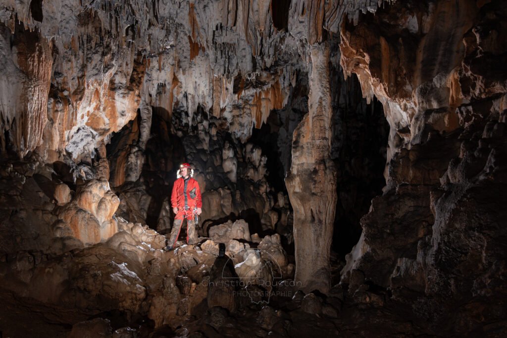 Spéléo dans une galerie en forme de cœur (Grotte de la Pascaloune, Ardèche)