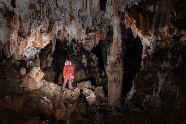 Spéléo dans une galerie en forme de cœur (Grotte de la Pascaloune, Ardèche)