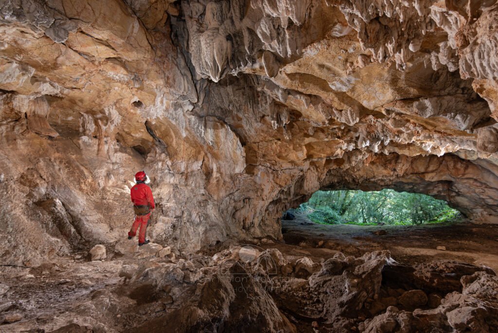 Spéléo proche de la sortie (Grotte de la Pascaloune, Ardèche)