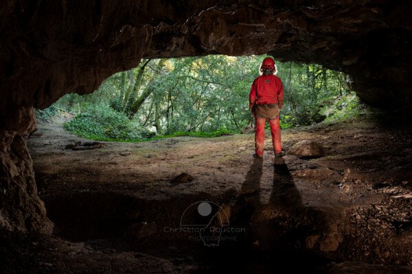 Spéléo dans le poche d'entrée (Grotte de la Pascaloune, Ardèche)