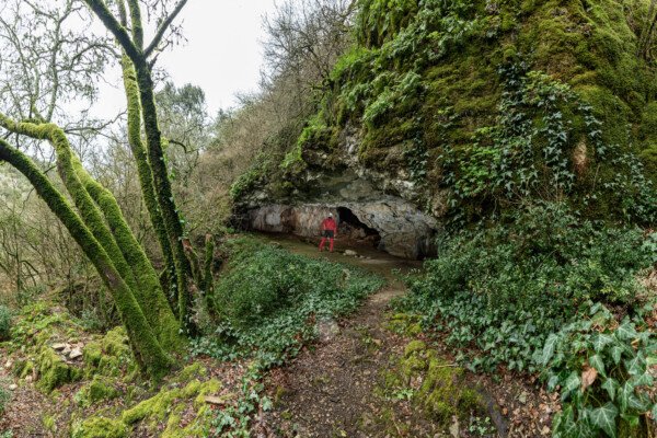 Le porche d'entrée vue de l’extérieur (Grotte de la Pascaloune, Ardèche)