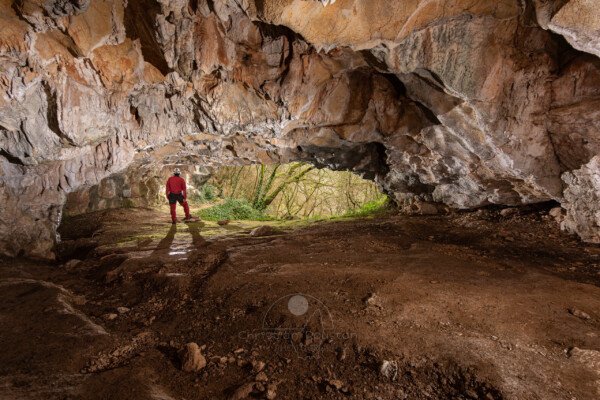 Les premiers pas dans la grotte (Grotte de la Pascaloune, Ardèche)
