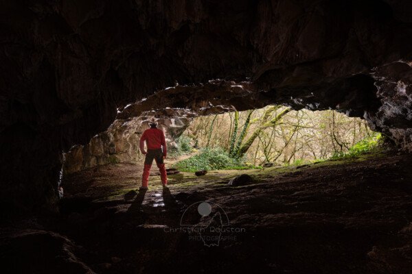 Les premiers pas dans la grotte (Grotte de la Pascaloune, Ardèche)
