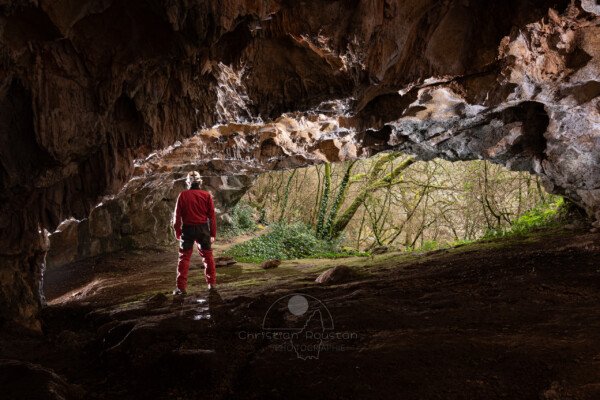 Les premiers pas dans la grotte (Grotte de la Pascaloune, Ardèche)