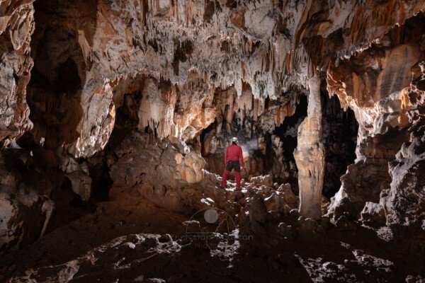 Spéléo dans la galerie d'entrée (Grotte de la Pascaloune, Ardèche)