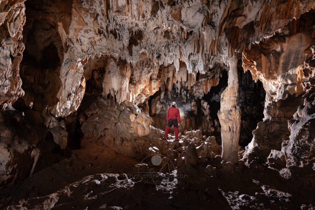 Spéléo dans la galerie d'entrée (Grotte de la Pascaloune, Ardèche)