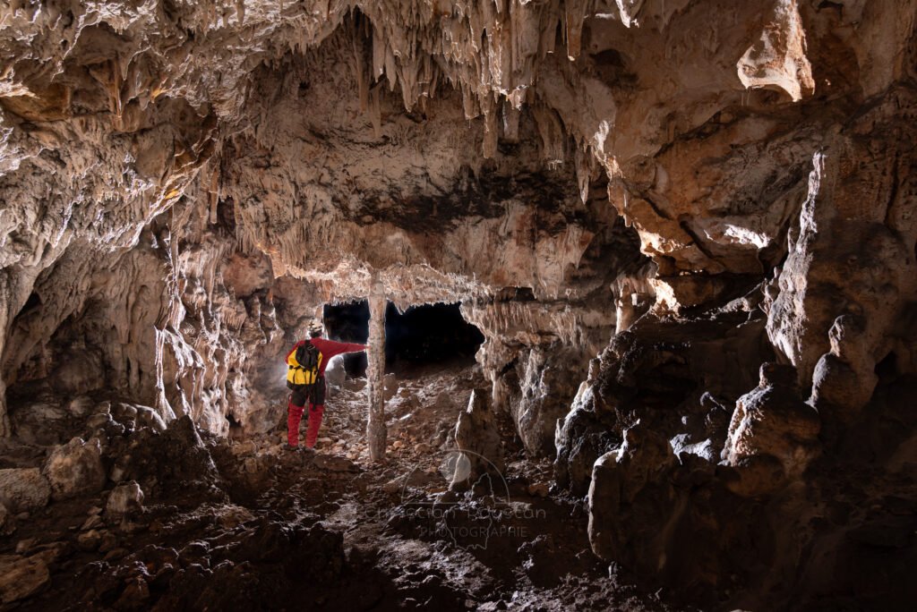 Pilier dans la galerie d'entée (Grotte de la Pascaloune, Ardèche)