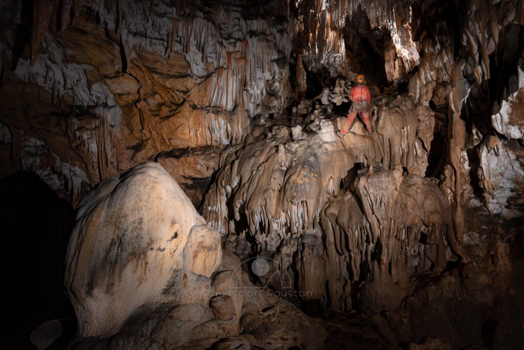 Un spéléo descend le ressaut de 5m (Grotte de la Pascaloune, Ardèche)