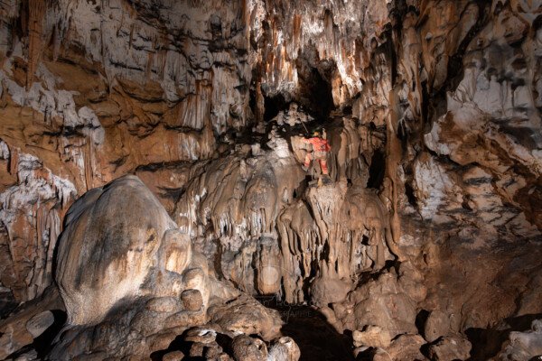 Descente dans la grande salle (Grotte de la Pascaloune, Ardèche)