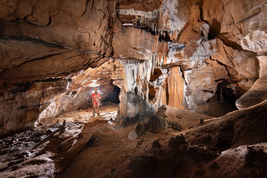 Massif de concrétions dans la galerie du mycélium (Grotte de la Pascaloune, Ardèche)