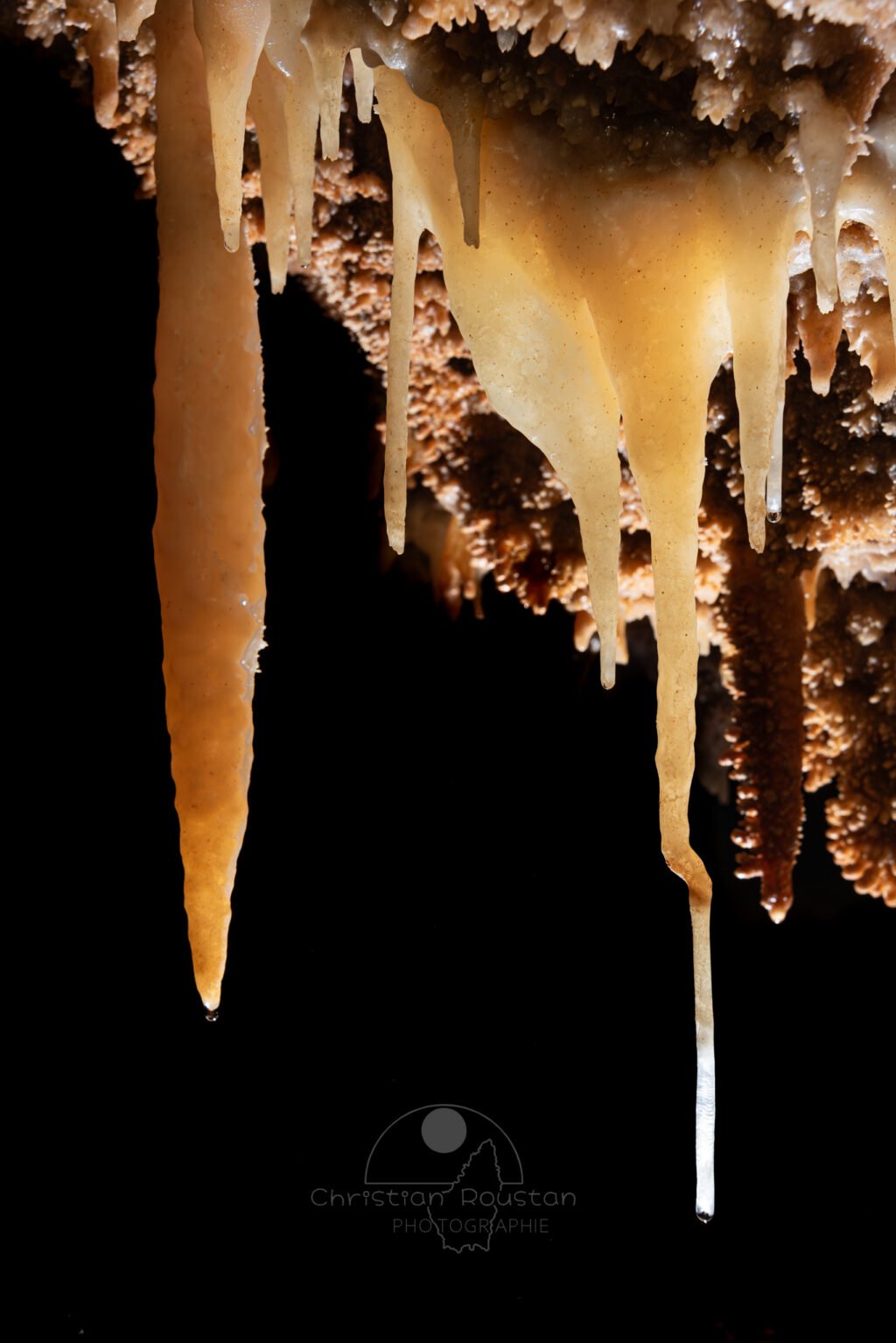 Contraste de taille entre deux stalactites (Spéléothème, Grotte du Philosophe, Gard)