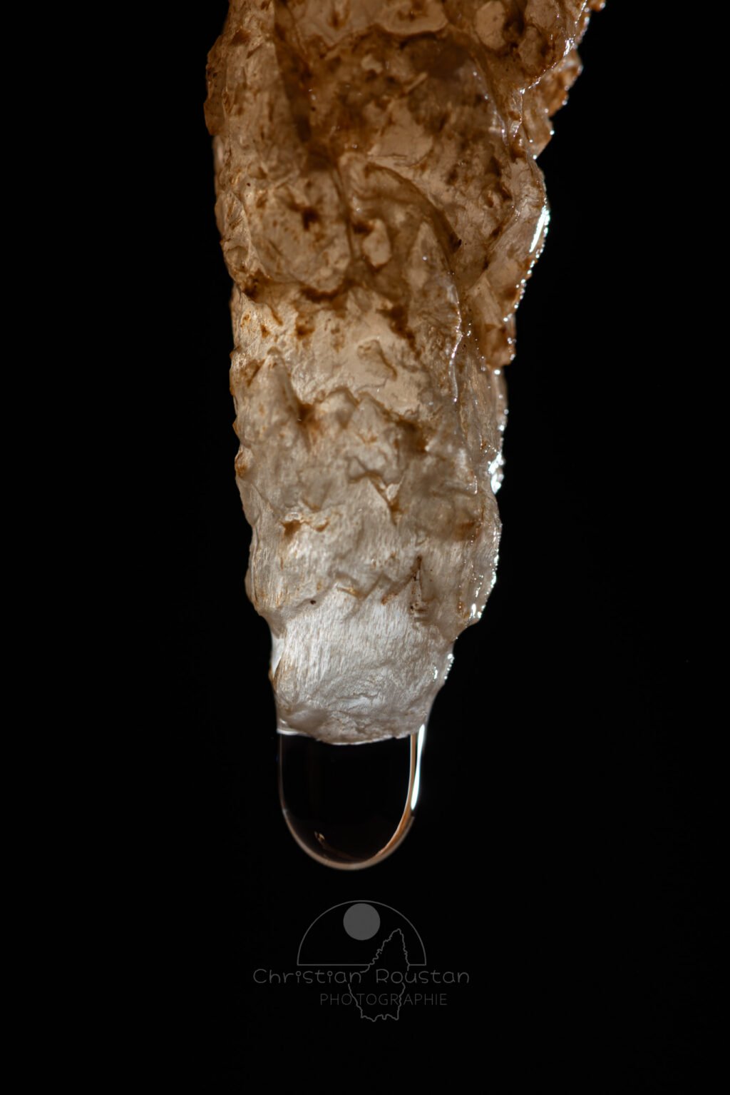 Stalactite à la texture étonante (Spéléothème, Grotte du Philosophe, Gard)