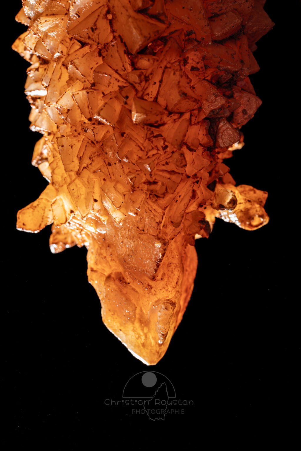 Gros plan sur la structure cristalline de cette concrétion (Spéléothème, Grotte du Philosophe, Gard)