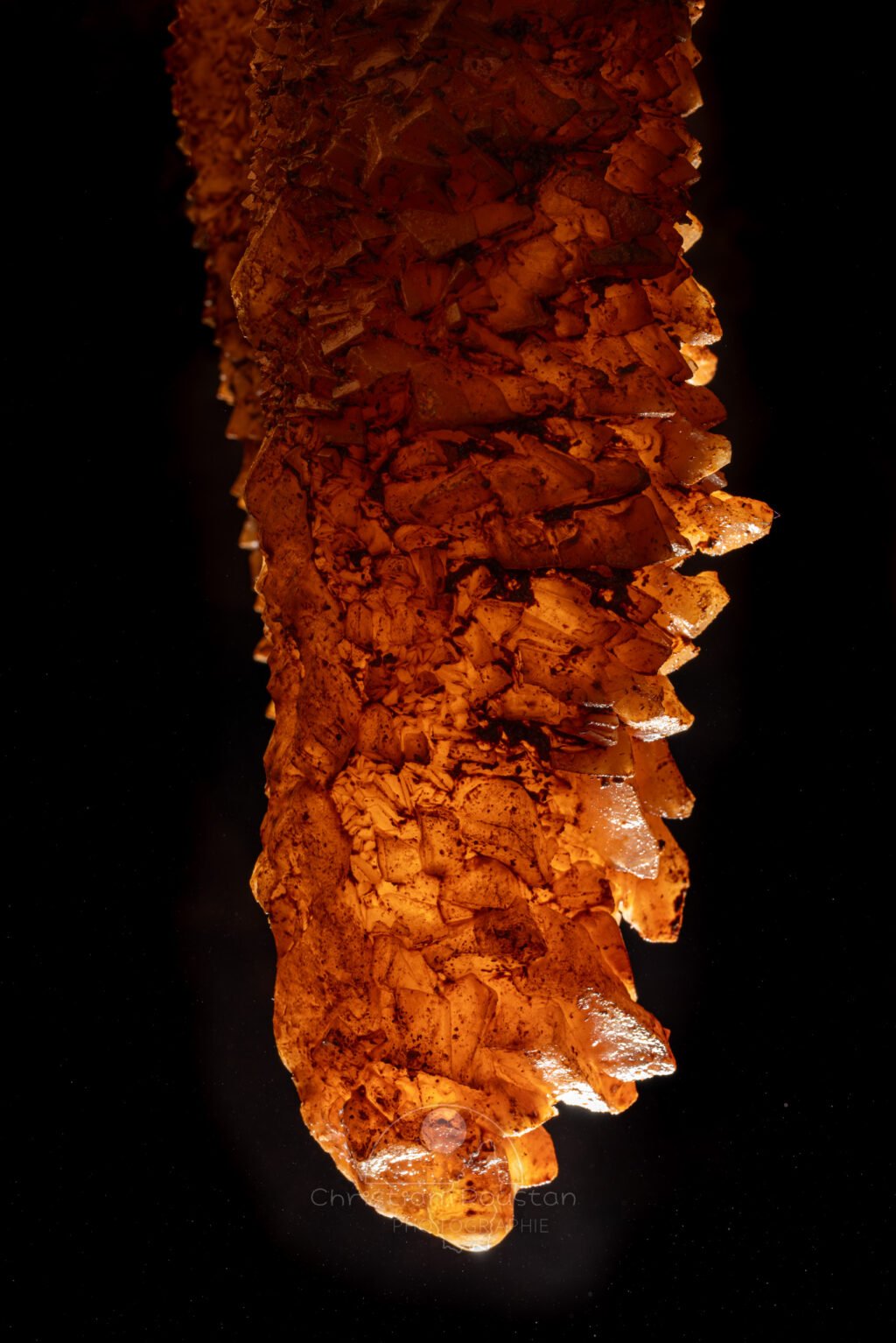 La cristallisation est asymétrique sur cette stalactite (Spéléothème, Grotte du Philosophe, Gard)