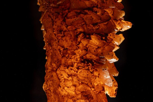 La cristallisation est asymétrique sur cette stalactite (Spéléothème, Grotte du Philosophe, Gard)