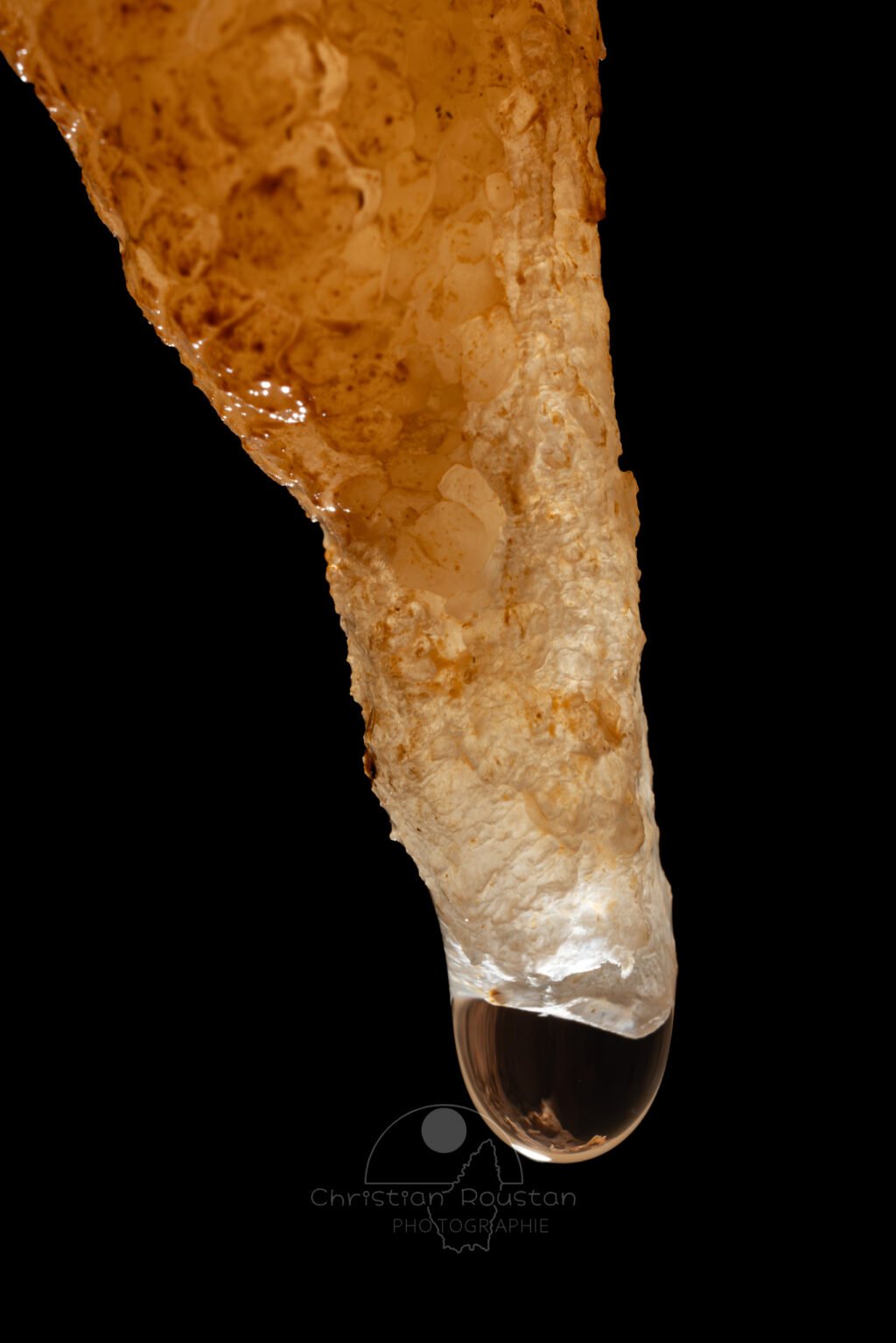 Gros plan sur extrémité d'une stalactite (Spéléothème, Grotte du Philosophe, Gard)