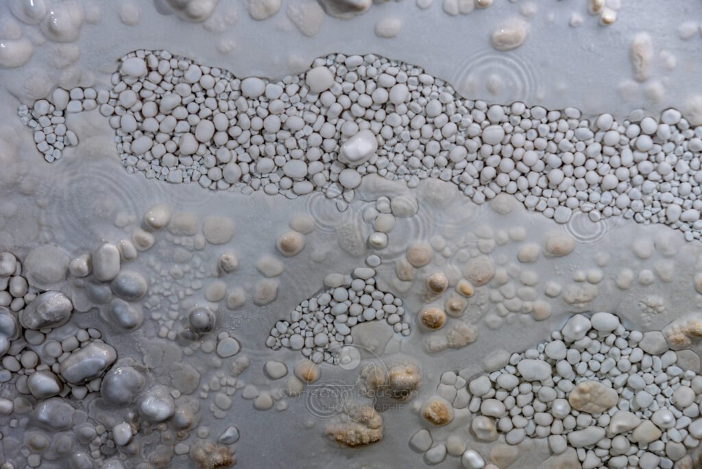 Le sol avec une profusion de perles (Réseau des perles, Sud France, Pisolithes)