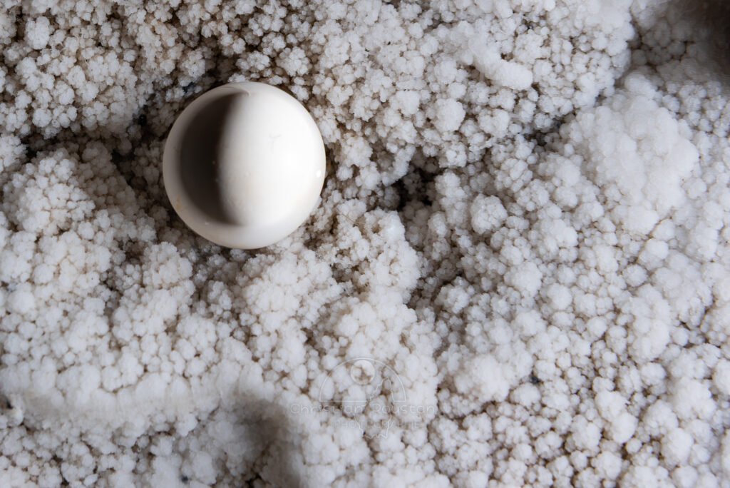 Perle blanche avec ombre en forme de lune (Réseau des perles, Sud France, Pisolithes)