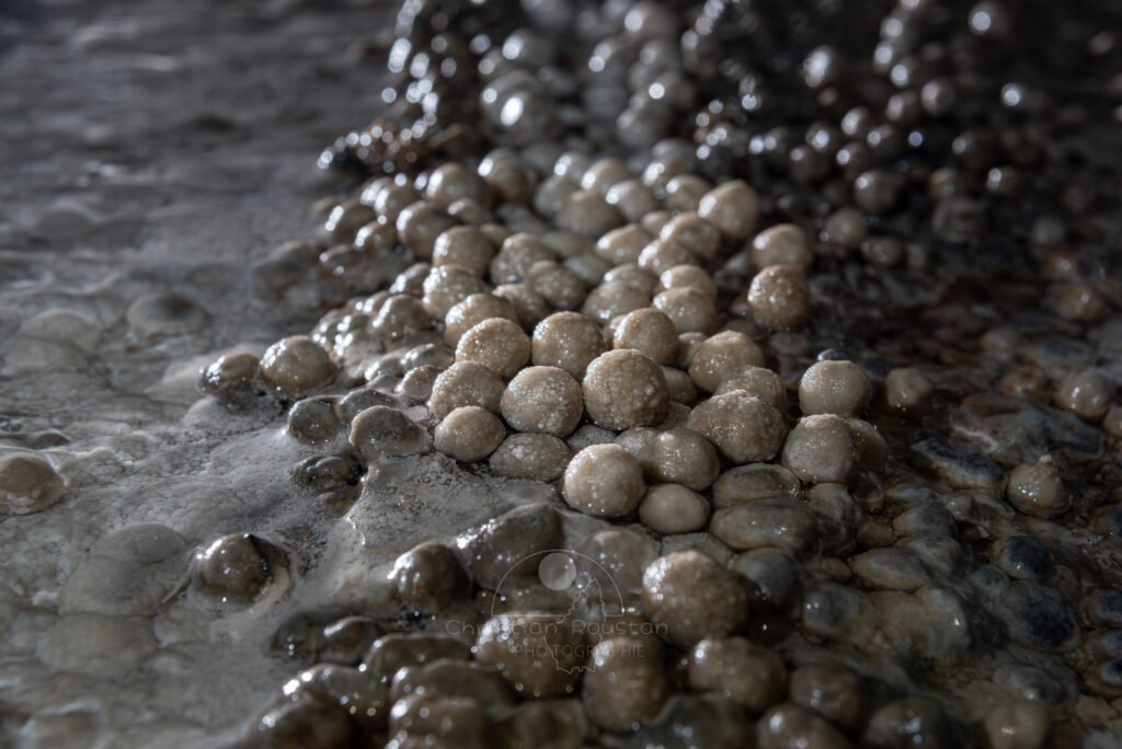 Le sol est couvert de perles (Réseau des perles, Sud France, Pisolithes)